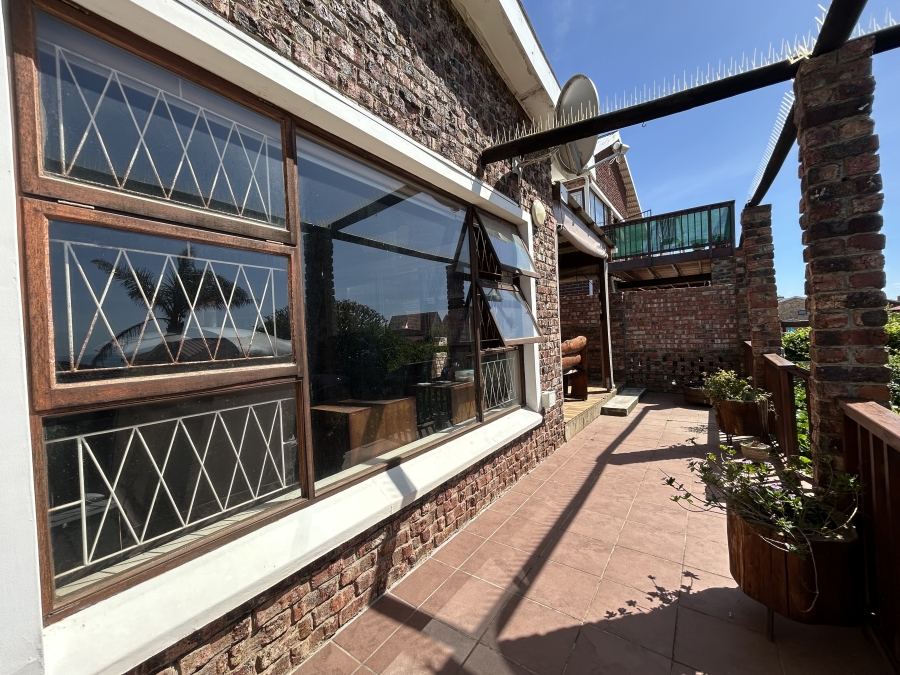 4 Bedroom Property for Sale in Wavecrest Eastern Cape